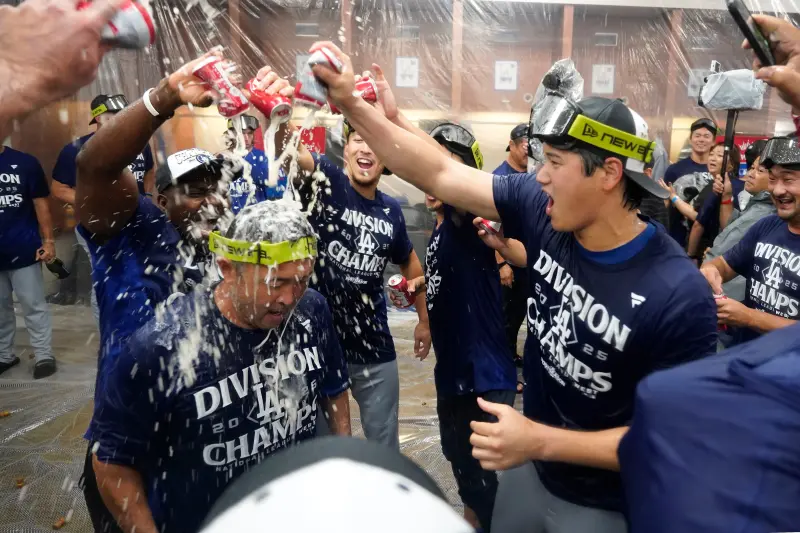 ▲隨著美國職棒大聯盟（Major League Baseball）例行賽賽事結束，季後賽的對戰組合也確定，大聯盟官網也公布由記者投票出來後12支球隊奪冠機率的排名，其中衛冕軍洛杉磯道奇排名第2，費城費城人被認為是最有機會奪冠的球隊。（圖／美聯社／達志影像）