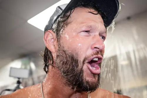▲已宣布本季後引退的道奇傳奇左投克蕭（Clayton Kershaw）迎接生涯分區封王的最後一次香檳浴。只見他打赤膊開心享受，脫掉上衣，瘋狂大喊：「我甚至不需要穿褲子」。（圖／取自Los Angeles Dodgers X，x.com/Dodgers）