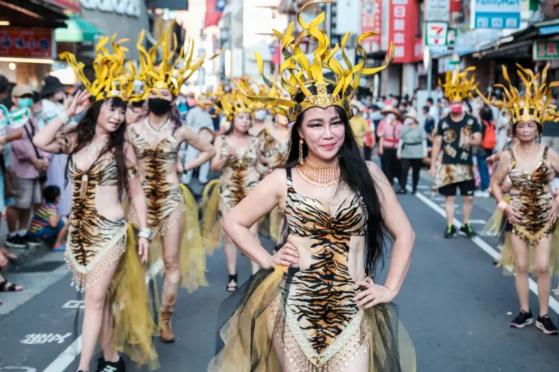▲「淡水藝術嘉年華」明日將登場，今年以「走著橋」為主題，共計47支隊伍、逾1150名表演者盛裝踩街。圖為往年盛況，本文整理路線、交通、紀念品兌換等一文掌握。（圖／新北市政府提供）