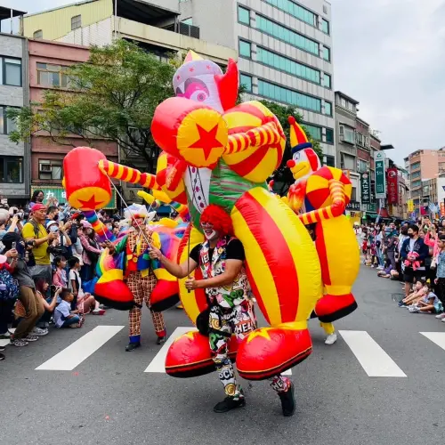 ▲「2025淡水藝術嘉年華」規模盛大，共計有47支踩街隊伍、超過1150位表演者盛裝亮相。（圖／取自新北旅客臉書）