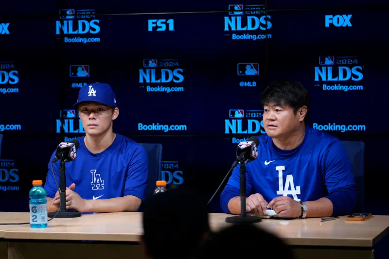 ▲洛杉磯道奇在今（26）日作客亞利桑那響尾蛇的比賽中，靠著大谷翔平的54轟與先發投手山本由伸6局送出7次三振的好投下，以8：0完封對手，鎖定分區冠軍，對此根據《中日新聞》報導，山本由伸能在大聯盟繳出優異表現，與翻譯園田芳大有一大關聯，更是成為山本由伸身邊一個不可或缺的存在。（圖／美聯社／達志影像）