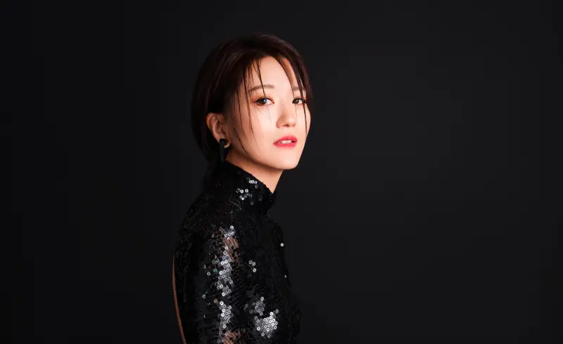 ▲新加坡歌手蔡淳佳以一曲〈陪我看日出〉紅遍全亞洲，出道25週年將返回出道地台北開唱，讓大批粉絲驚喜不已。（圖／Joi Music / 淳萃文化）