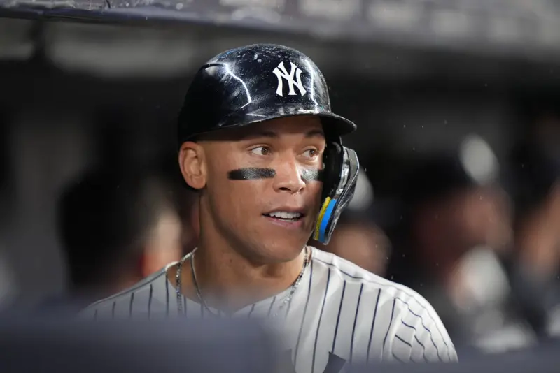 ▲此時洋基隊長賈吉（Aaron Judge）挺身而出，逮中一顆明顯的內角高壞球擊出一發直擊左外野全壘打標竿的驚天3分砲，不僅幫助球隊追平比數，也瞬間點燃全場四萬名球迷的熱情。（圖／美聯社／達志影像）
