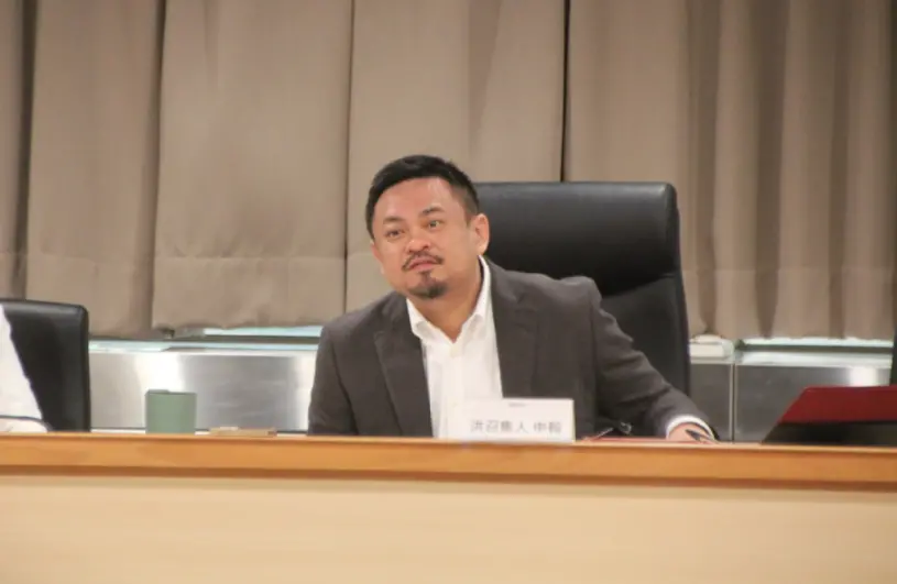 ▲洪申翰表示，最低工資已經連續調漲10年，從2016年的20,008元調到明年的29,500元，調漲47.4%。扣除消費者物價成長率，那麼實質薪資成長率還是有超過3成，成長幅度相當顯著。（圖／記者鍾泓良攝影）