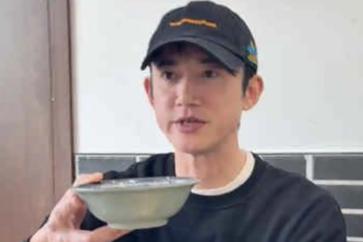 ▲吳慷仁在小紅書上發布喝豆汁的影片，講話口音卻刻意強調捲舌、字詞後面都應加ㄦ的音，讓台灣網友直呼太矯揉造作，聽不習慣，但中國的網友卻覺得很順耳。（圖／摘自 小紅書＠吳慷仁工作室）