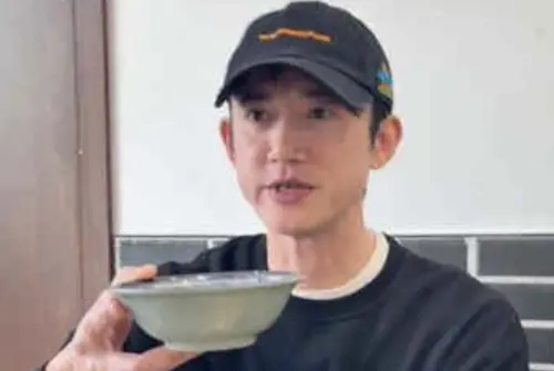 吳慷仁飆捲舌音喝北京豆汁！台灣網友譙太刻意　中國觀眾直呼可愛
