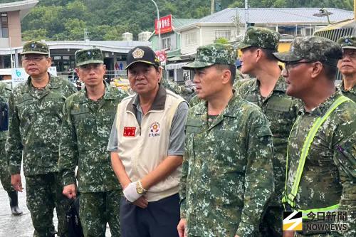 陸軍總動員助花蓮光復　司令呂坤修視導救災
