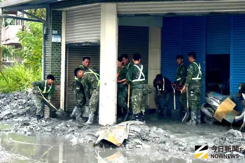 ▲國軍救災用實際行動去實踐「用我們的汗水，止住災民的淚水」。（圖／記者莊全成攝，2025.09.26）