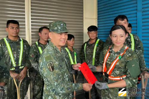 ▲官兵馳援花蓮光復救災，犧牲中秋與家人團聚的時光，呂司令特別致贈慰勞金給參與救災官兵，（圖／記者莊全成攝，2025.09.26）