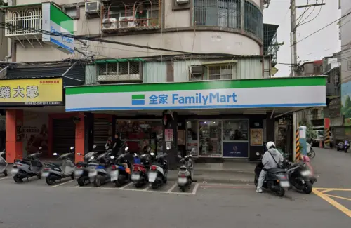 ▲有民眾在7至8月間，全家新北三重華興店買了兩瓶米漿，那張50元發票成為1千萬元特別獎，消費金額與獎金相差20萬倍！（圖／GoogleMaps）