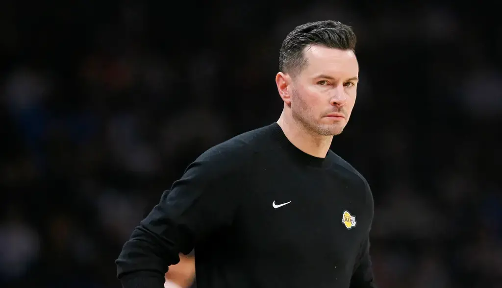 ▲洛杉磯湖人今（26）日宣布，將與總教練瑞迪克（JJ Redick）完成合約延長，除了肯定雷迪克在執教上的能力之外，凝聚球員與營造優良的團隊氣氛也是雷迪克被肯定的原因，期待下賽季能帶領湖人重返榮耀。（圖／美聯社／達志影像）