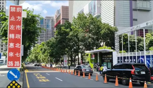 ▲台中警方已在新光三越週邊建置車流導引告示牌。（圖／台中警方提供，2025.09.26）