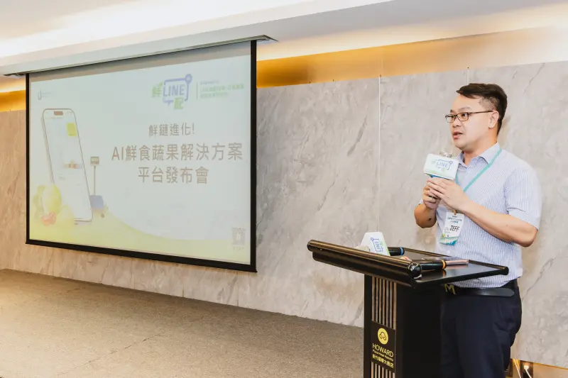 ▲捷德運動創辦人暨執行長范德淵展示「鮮LINE配」平台以數位優勢驅動創新，將傳統繁瑣的流程轉化為智慧化操作。（圖／業者提供）