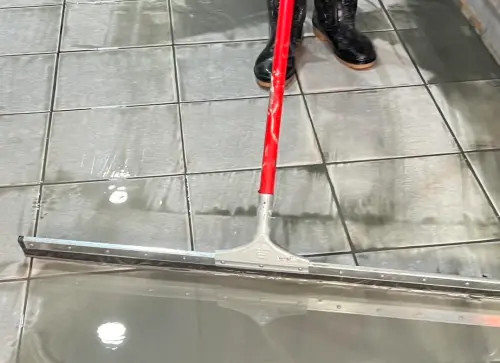 ▲花蓮縣議員胡仁順表示，目前花蓮災區民生物資都充足，為避免浪費，希望大眾先暫緩，現在比較缺少的是「清掃工具、消毒用品」。（圖／花蓮縣議員胡仁順臉書）