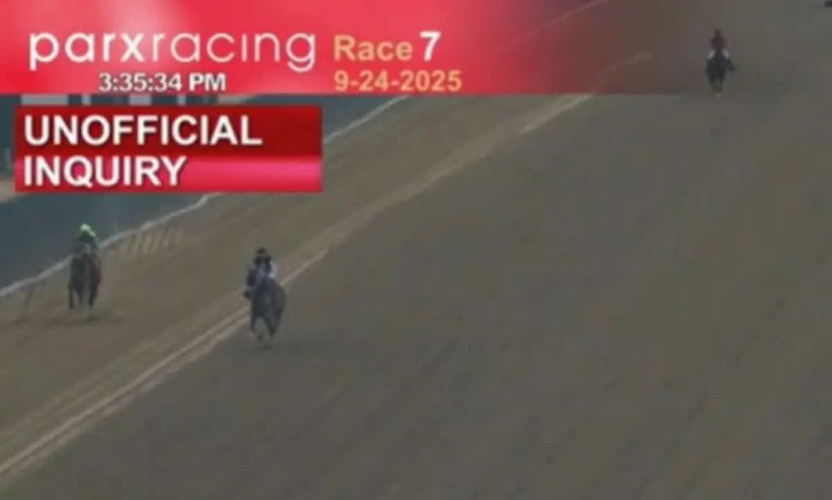▲美國賓州Parx馬場，近日在一場賽事中，發生選手馬匹韁繩斷裂、一度失控衝下外部護欄的事故，所幸其它騎師及時相助才阻止可能的悲劇。（圖／翻攝自Paulick Report）