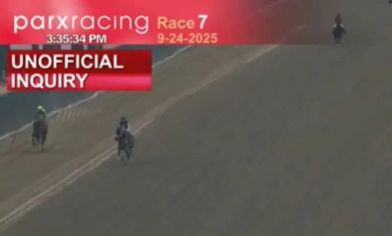 ▲美國賓州Parx馬場，近日在一場賽事中，發生選手馬匹韁繩斷裂、一度失控衝下外部護欄的事故，所幸其它騎師及時相助才阻止可能的悲劇。（圖／翻攝自Paulick Report）