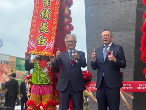 ▲新光三越董事長吳東昇（圖左）；新光三越副董事長吳昕陽（圖右）。（圖／記者鍾怡婷攝）