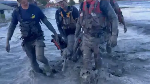 ▲高雄特搜隊馳援花蓮光復，救出一隻卡在泥濘中的狗狗。（圖／翻攝畫面）