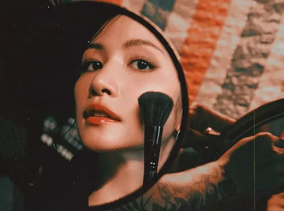 ▲李千娜出道18年首場大型個唱「入戲」， 12月6日於台北國際會議中心登場，她也預告當天將有大驚喜。（圖／寬宏藝術x環球音樂）