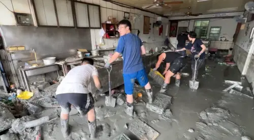 ▲花蓮馬太鞍溪堰塞湖溢流重創光復鄉，許多民眾自發前往災區投入救災。（圖／讀者提供）