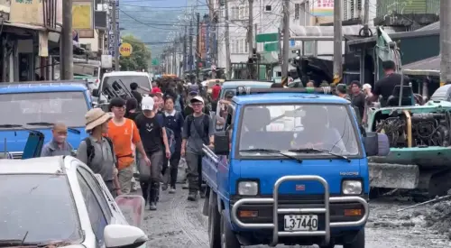 圖輯／暖哭！花蓮光復鄉滿街泥濘　民眾自發性「帶鏟子」挺進救援
