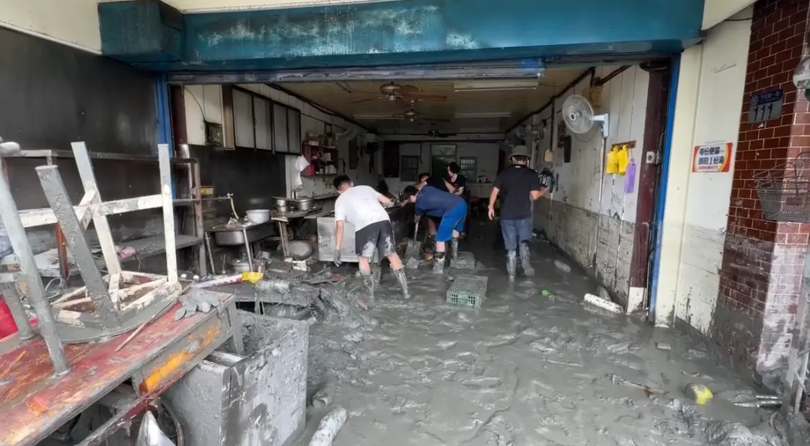 ▲花蓮馬太鞍溪堰塞湖溢流重創光復鄉，許多民眾自發前往災區投入救災。（圖／讀者提供）