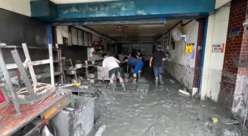 ▲花蓮馬太鞍溪堰塞湖溢流重創光復鄉，許多民眾自發前往災區投入救災。（圖／讀者提供）