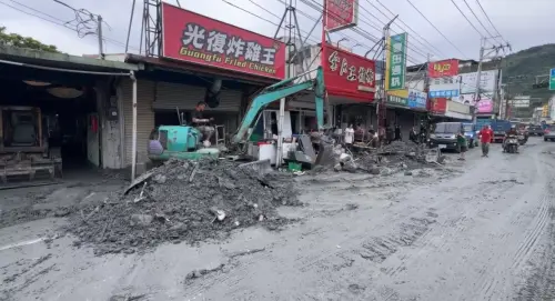 ▲花蓮馬太鞍溪堰塞湖溢流重創光復鄉，許多民眾自發前往災區投入救災。（圖／讀者提供）