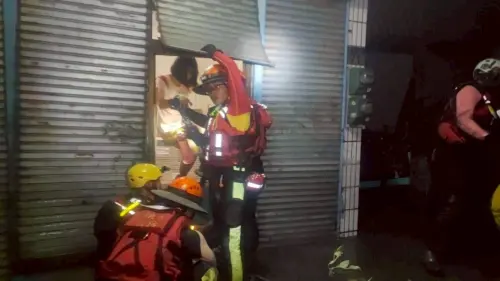 ▲花蓮馬太鞍溪堰塞湖溢流重創光復鄉，消防弟兄挺進災區救援。（圖／中央災害應變中心提供）