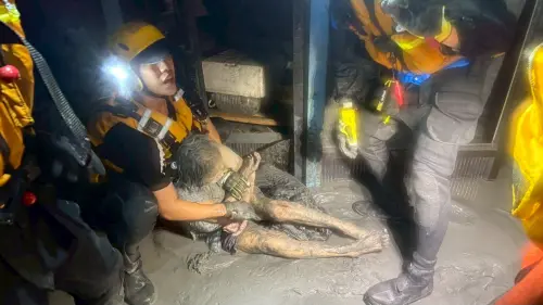 ▲花蓮馬太鞍溪堰塞湖溢流重創光復鄉，消防弟兄挺進災區救援。（圖／中央災害應變中心提供）