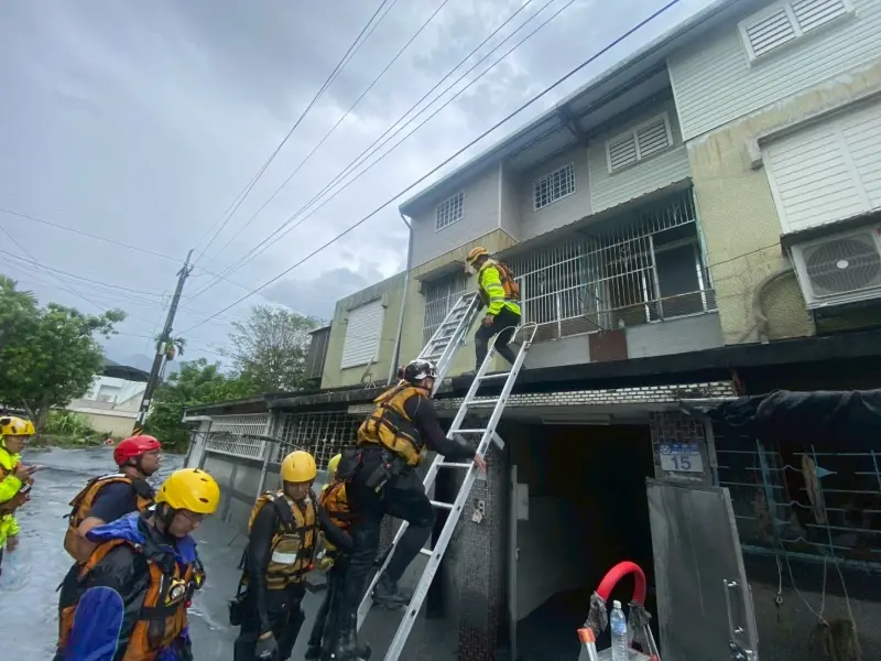 ▲花蓮馬太鞍溪堰塞湖溢流重創光復鄉，消防弟兄挺進災區救援。（圖／中央災害應變中心提供）