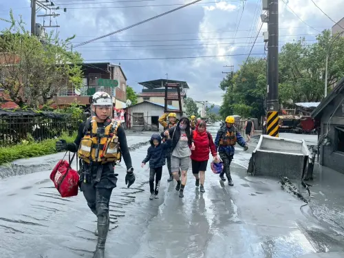 ▲花蓮馬太鞍溪堰塞湖溢流重創光復鄉，消防弟兄挺進災區救援。（圖／中央災害應變中心提供）