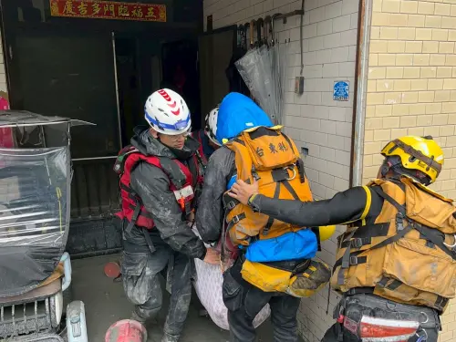 ▲花蓮馬太鞍溪堰塞湖溢流重創光復鄉，消防弟兄挺進災區救援。（圖／中央災害應變中心提供）