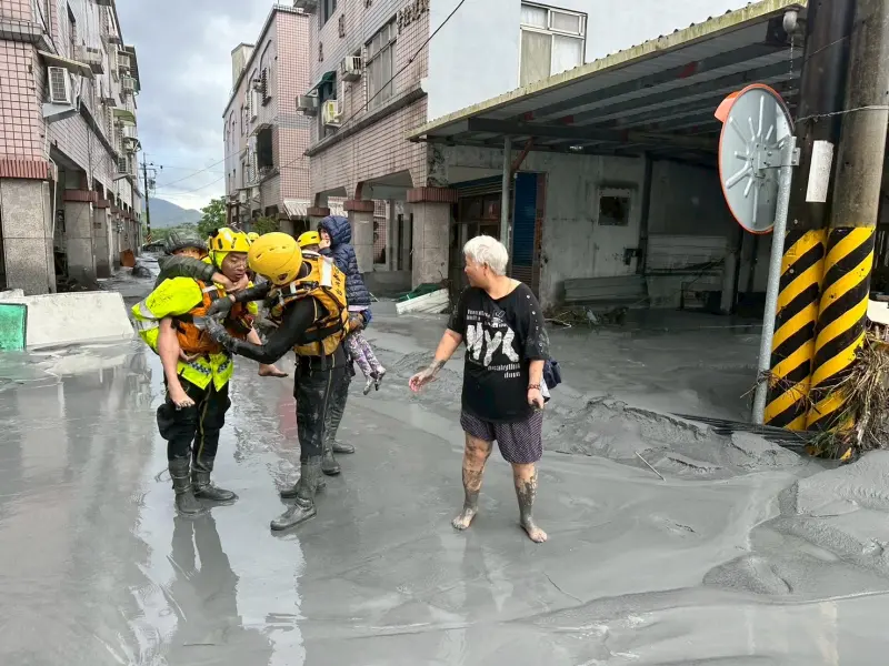 ▲花蓮馬太鞍溪堰塞湖溢流重創光復鄉，而衛福部宣布新冠疫苗、流感疫苗公費施打納入光復全鄉、救災人員。（資料照／中央災害應變中心提供）