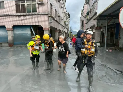 ▲花蓮馬太鞍溪堰塞湖溢流重創光復鄉，消防弟兄挺進災區救援。（圖／中央災害應變中心提供）