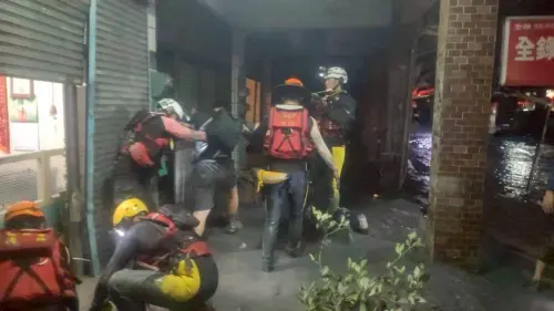 ▲花蓮馬太鞍溪堰塞湖溢流重創光復鄉，消防弟兄挺進災區救援。（圖／中央災害應變中心提供）