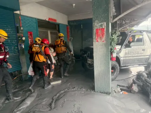 ▲花蓮馬太鞍溪堰塞湖溢流重創光復鄉，消防弟兄挺進災區救援。（圖／中央災害應變中心提供）