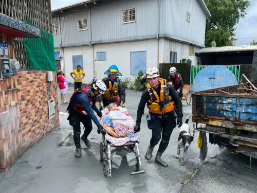 ▲花蓮馬太鞍溪堰塞湖溢流重創光復鄉，消防弟兄挺進災區救援。（圖／中央災害應變中心提供）