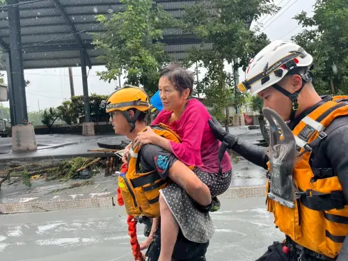 ▲花蓮馬太鞍溪堰塞湖溢流重創光復鄉，消防弟兄挺進災區救援。（圖／中央災害應變中心提供）