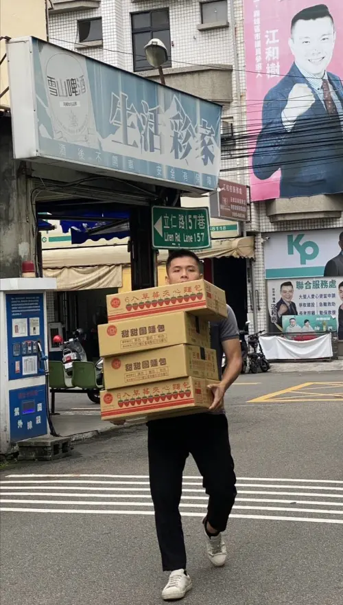 ▲熱心台中人不斷送來太陽餅和蘋果麵包，希望能幫助到花蓮災民。（圖／江和樹提供，2025.09.26）