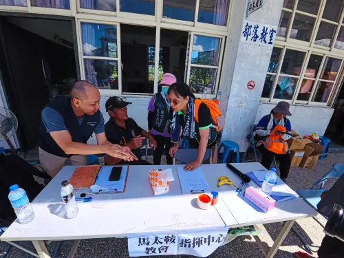 ▲和平之風成員與教會工作人員協調討論救災物資安置事宜。（圖／嘖嘖提供）