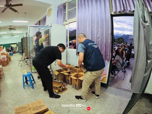 ▲和平之風團隊於馬太鞍教會設置冷藏庫讓避難所民眾有涼飲使用。（圖／嘖嘖提供）