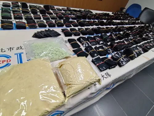 社子島毒窟！25歲男「藏市值500萬毒品」警嚇傻　滿桌證物超震撼
