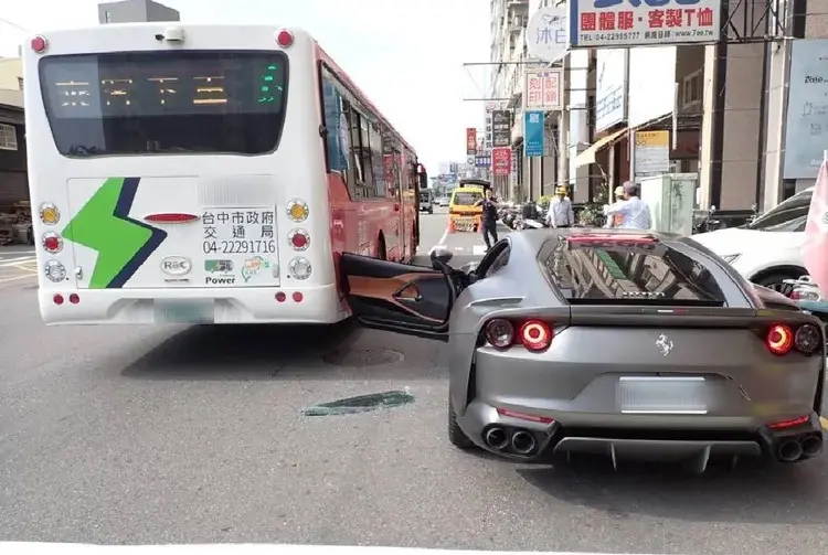 疑違停公車停靠區！千萬法拉利812被擊落　車門變形、玻璃也碎了