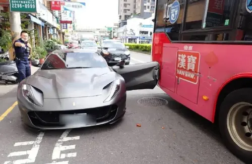 ▲台中法拉利違停在公車停靠區，開門時不巧遭到進站的公車撞上，導致窗戶玻璃碎掉、車門變形。（圖／翻攝畫面）