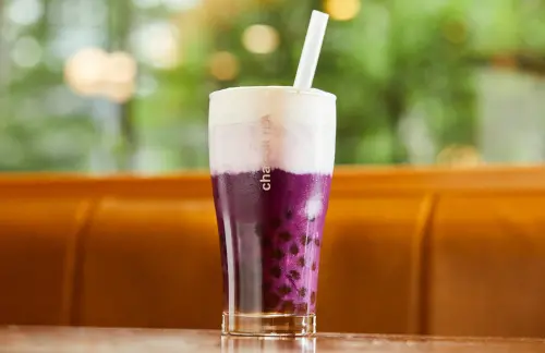 ▲「紫薯QQ烏龍拿鐵」以紫白雙色漸層展現夢幻視覺，搭配珍珠與紫薯香氣