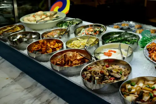 ▲餐檯上供應孫榮主廚親手製作200公斤韓式泡菜與50公斤蘿蔔泡菜，還有多種爽口小菜。（圖／記者葉盛耀攝）