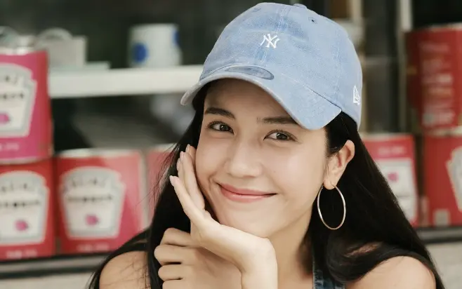 ▲夏若妍（如圖）日前搭高鐵時，意外瞥見乘客在追劇，仔細一看竟發現，對方看的是自己主演的《大蟒蛇奪命森林》，讓她在IG發文詢問粉絲：該打招呼嗎。（圖／翻攝自IG marlenita0108）