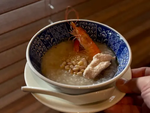 ▲「鮑魚海鮮人蔘雞粥」吃起來相當滋補。（圖／記者葉盛耀攝）