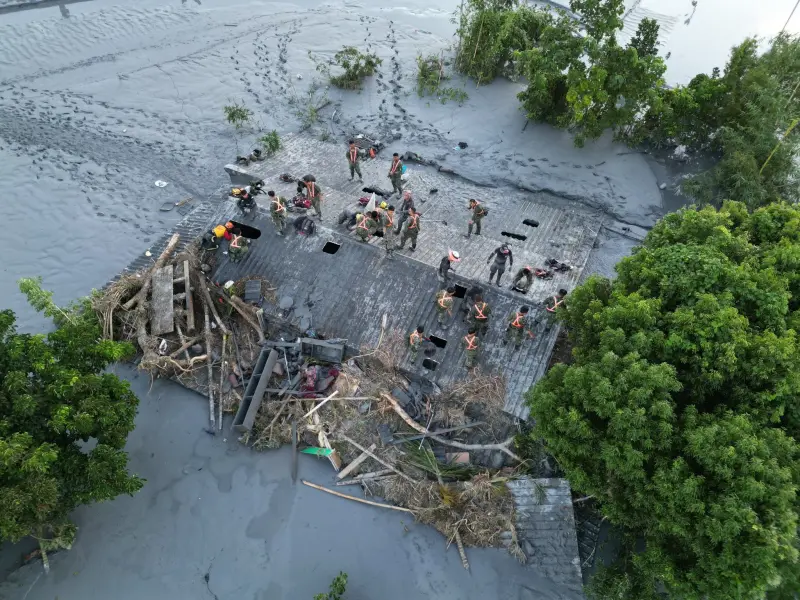 ▲花蓮馬太鞍溪堰塞湖溢流，光復鄉災情慘重，逾2萬名國軍投入花蓮救災。（圖／軍聞社提供）
